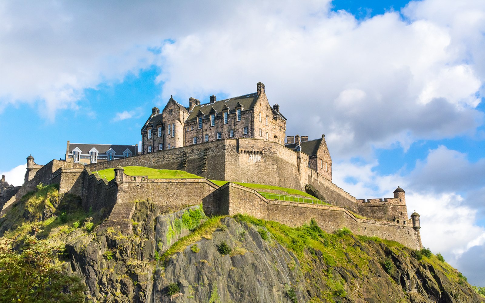 DAY 5: Guided city tour of Edinburgh. Visit the Edinburgh Castle. Cruise on Lake Loch Lomond.